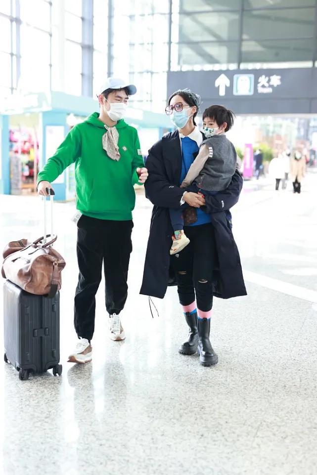 张歆艺|袁弘夫妇现身机场热聊不停感情好，张歆艺瘦回女神范天鹅颈抢镜