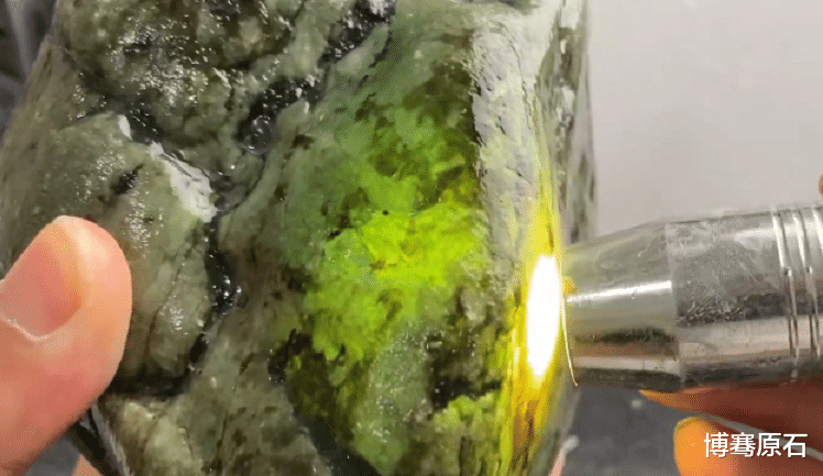 翡翠|6万买入2公斤的后江料，一刀切开货主的心都寒了一半，好在师傅将它“起死回生”