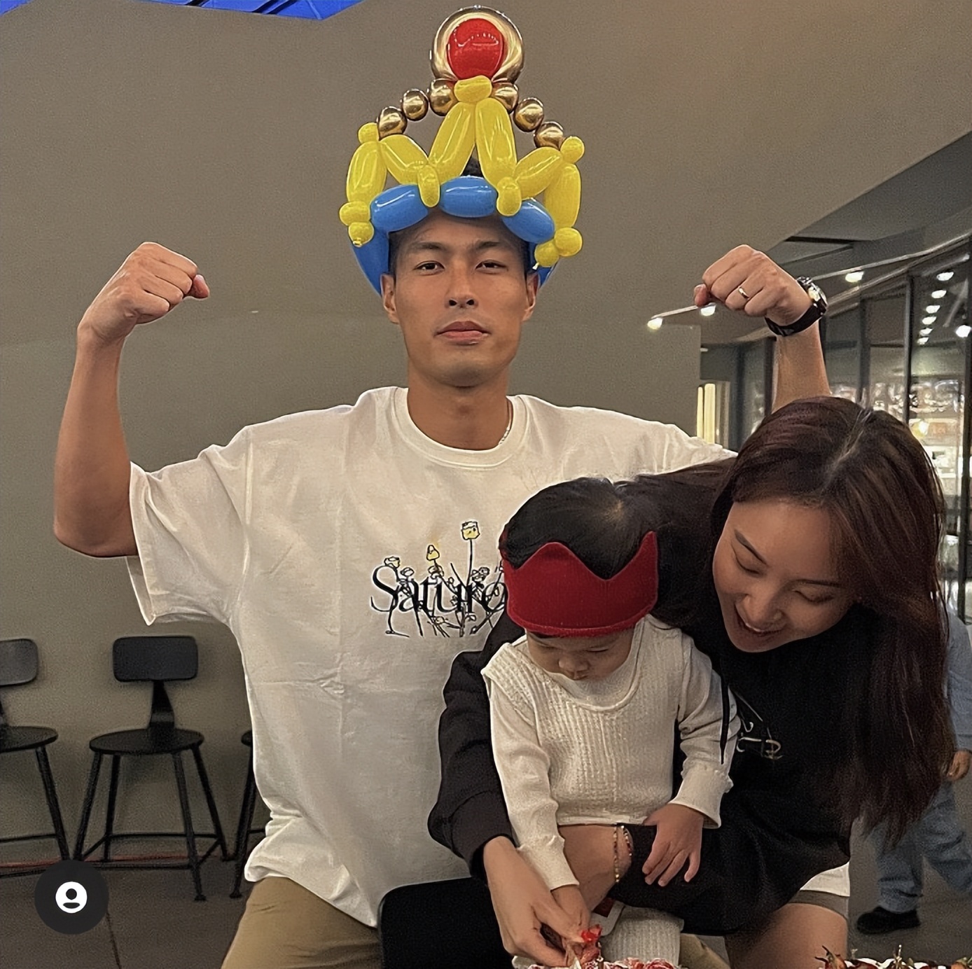 杨祐宁|杨祐宁晒全家福为2岁女儿庆生,玩得比孩子开心,女儿罕见露正脸