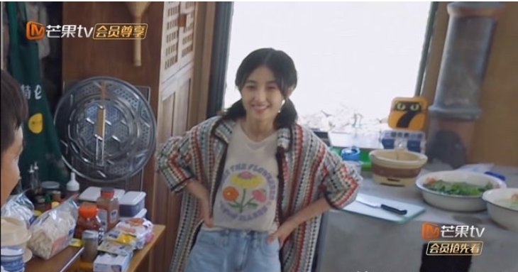 黄磊|黄磊对张子枫说：“妹妹过来，帮我炒一会儿菜。”