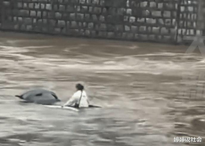云南一女子驾车坠河，在河水中漂流几公里，警方：女子不幸身亡！