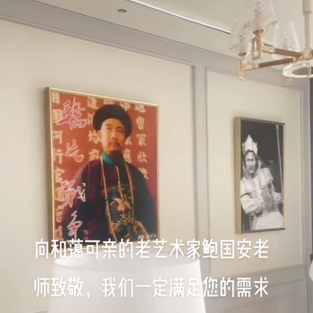 75岁鲍国安晚年生活曝光！客厅拥挤装修简单，柜子上奖杯证书摞满