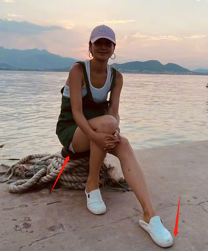 马伊琍|马伊琍度假晒到皮肤黝黑!身上布包旧到发黄,坐路边腿上疤痕抢镜