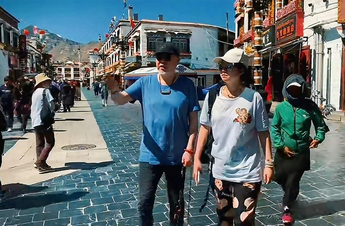 火风|60岁歌手火风现身拉萨，戴昂贵天珠诚心拜佛，当街亲吻18岁女儿