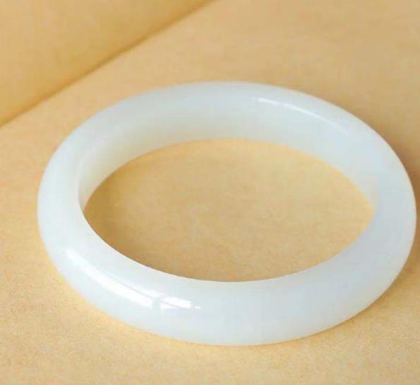 翡翠|翡翠手镯拥有高昂的身价,一直就没有低过,因为它的魅力无限