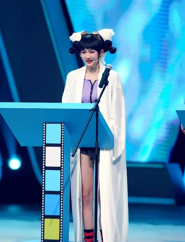 关晓彤|关晓彤配音上热搜，评论区翻车：有钱买热搜，没钱买鲜牛奶