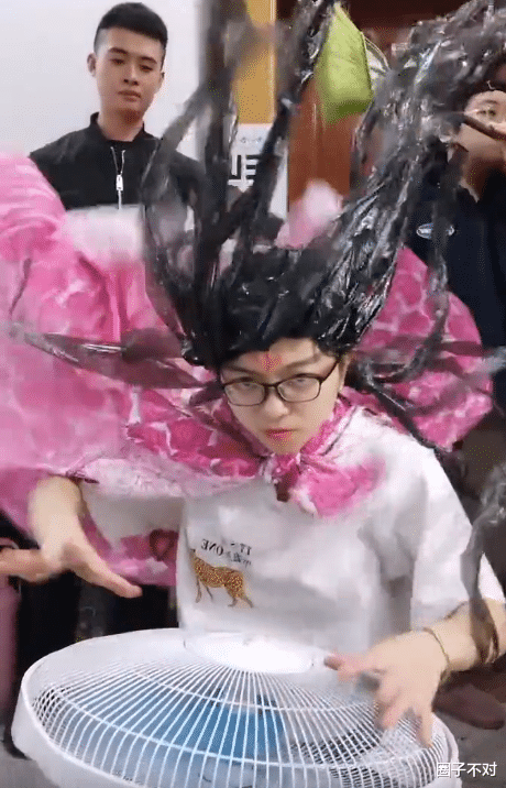 东方不败|东方不败：逗比女孩靠百分百模仿吸粉500万，网友：女版周星驰