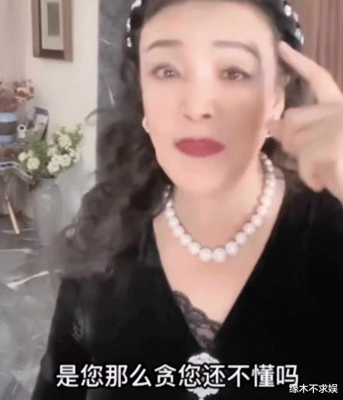 张兰|张兰骨头疼仍直播，满头白发显沧桑，曾揭密大S刷卡失败原因