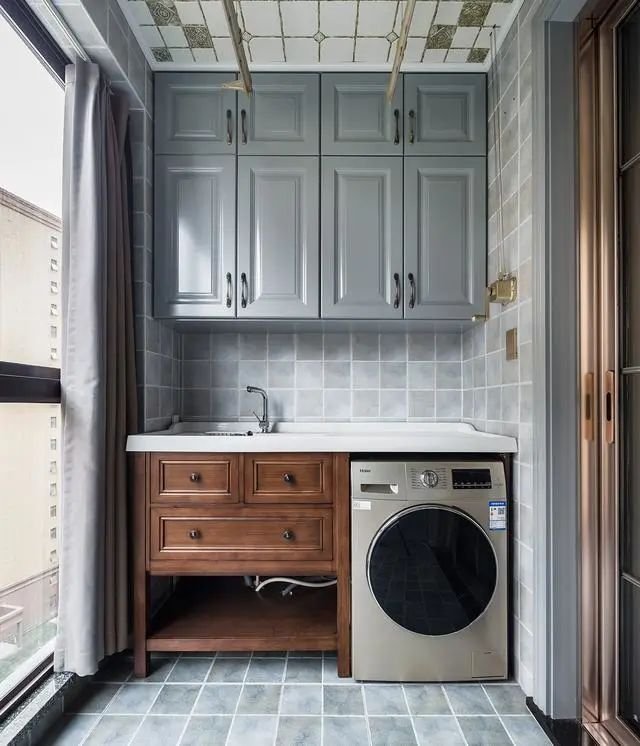 138平三居室没有玄关进门就是客厅,蓝灰色收纳柜,看起来很有质感