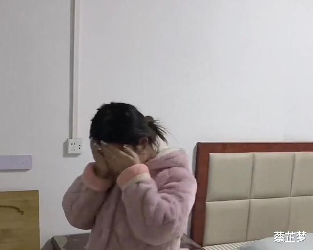 河南一男子与妻子住宿,吐槽酒店价格太贵,网友:不是澡堂单间?