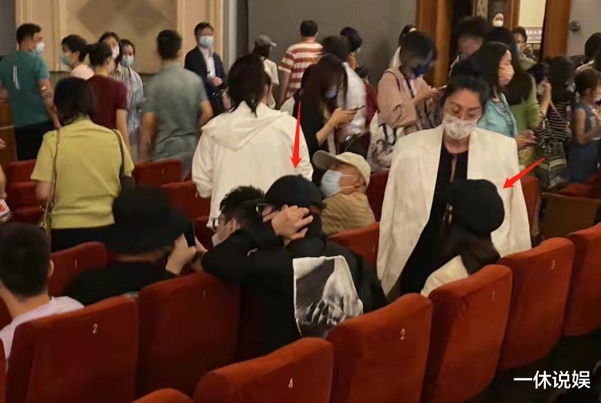 何九华|网曝何九华王鸥一同看话剧，恋情又添实锤？