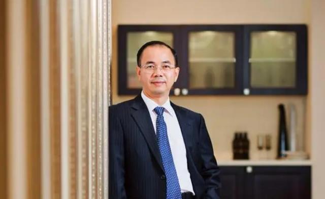 陪母亲看房发现商机，造就千亿商业帝国，让无数“房奴”买单