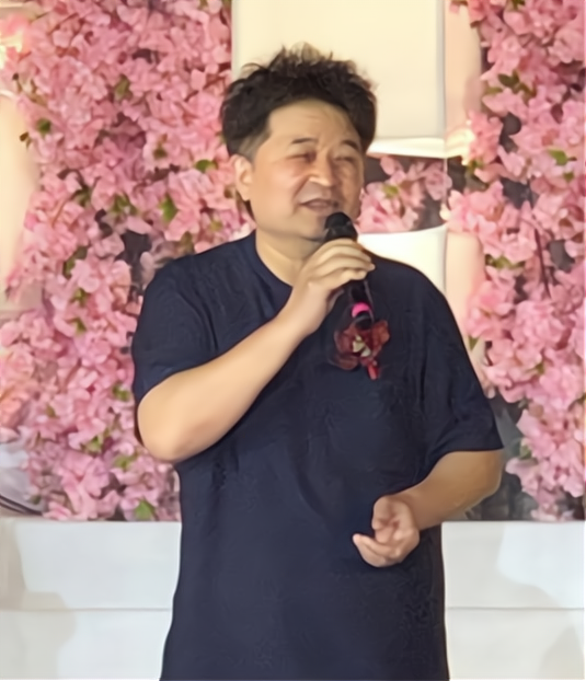 潘长江|63岁老毕蓬头垢面现身婚宴，主持功底依旧，逗得女搭档合不拢嘴