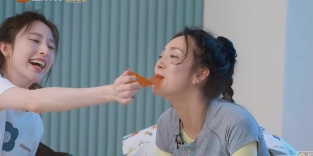 张俪|张俪、王紫璇互相不嫌弃，美女形象碎一地，胡杏儿、齐溪吃瓜看戏