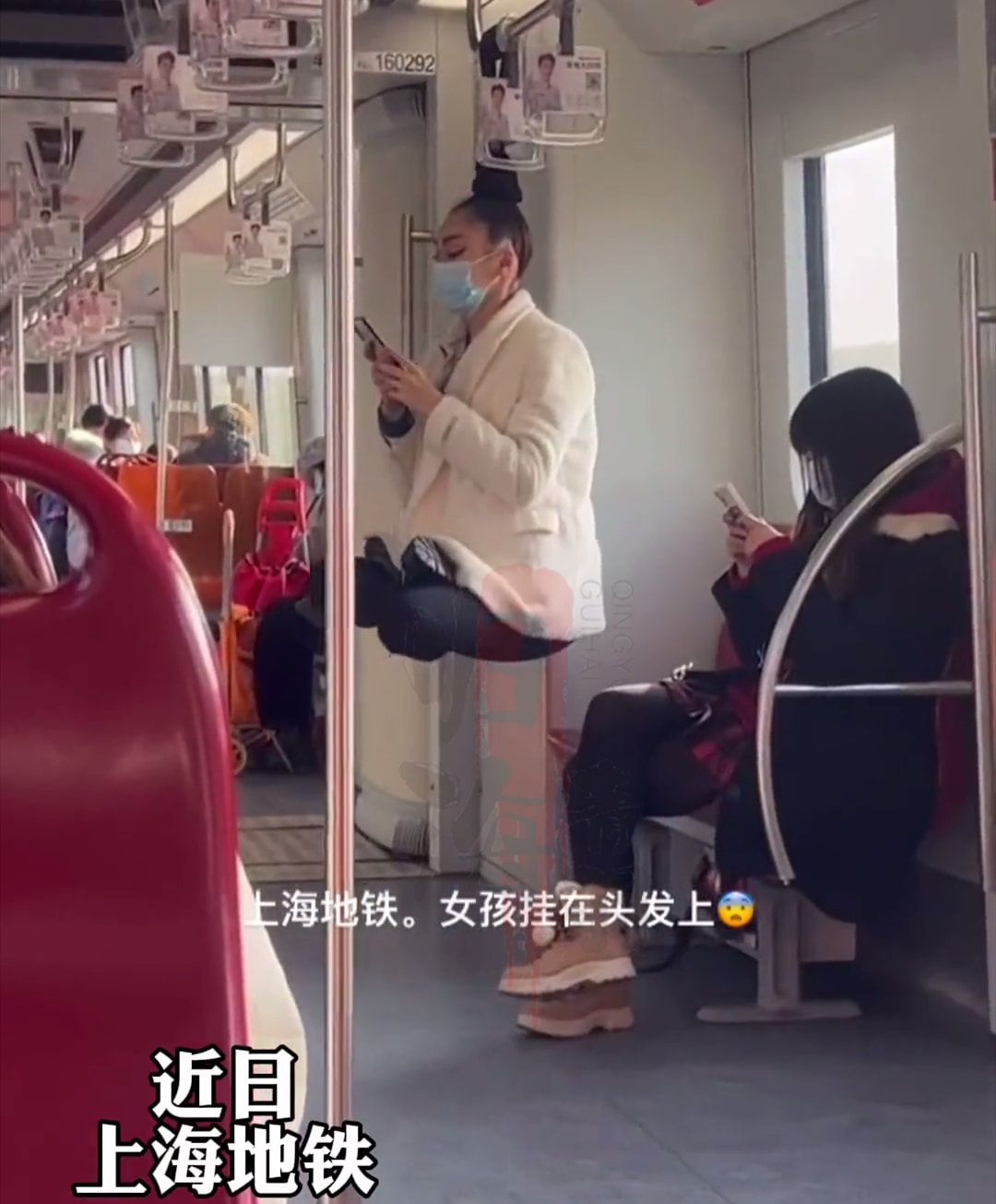 奇人!上海地铁里,一女子把头发绑扶手上,整个人悬在空中荡秋千