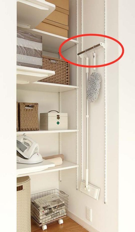 国内玄关装柜子要花几千块,日本就靠一根杆子,就能搞定玄关收纳