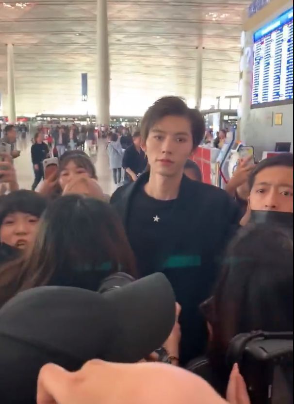 邓超元|邓超元机场耍大牌，多名保安为其开路，工作人员大声喝斥辱骂路人