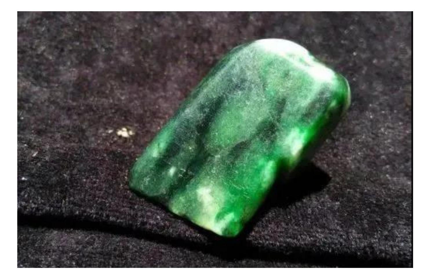 翡翠|原石绿随黑走是什么意思