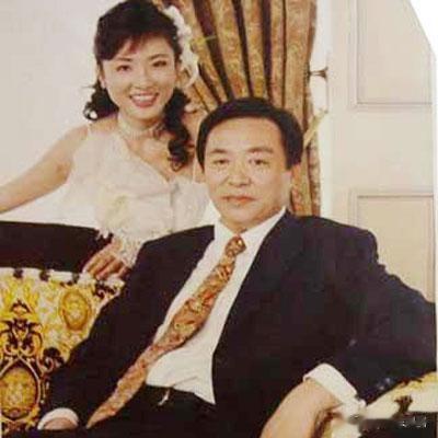 周涛|54岁周涛在高铁站低调排队!素颜出镜遮挡严实,低头玩手机太专注