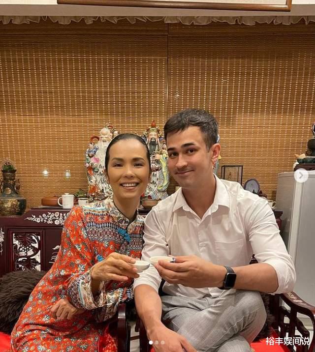 韦唯|恭喜！韦唯被聘为西纳瓦大学博士生导师，定居泰国仨儿子高大帅气