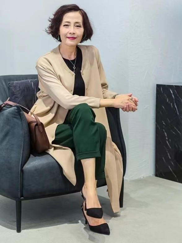 发型 50岁女人怎么打扮自己更高级？一衣服要穿纯色，二发型要短而不乱