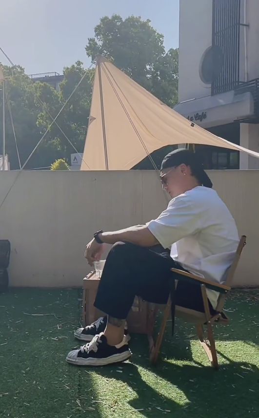 蒋劲夫|蒋劲夫罕见晒近况,院子晒太阳显低调,与好友健身状态好