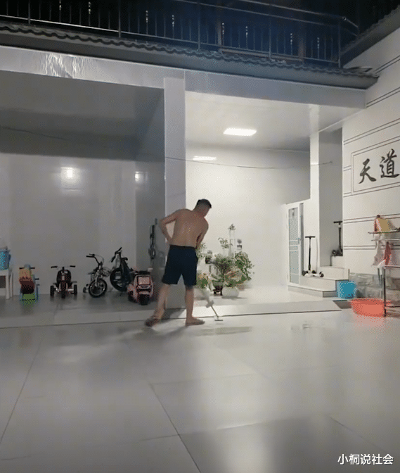河南一丈夫深夜拖扫院子,顶高温来回10多遍,家里干净得一尘不染