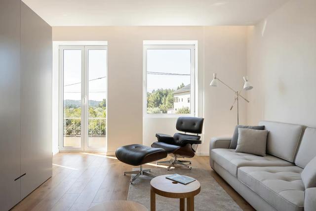 纯白墙面的极简主义之家,如同艺术展厅一般,每件家具都释放美感