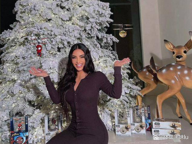 金·卡戴珊|卡戴珊带娃出街近照曝光！白金长发又酷又飒，女儿也越发漂亮