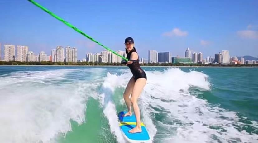 钟丽缇|51岁钟丽缇带全家冲浪，俩女儿穿泳衣变身腿精，与继父猜拳关系好