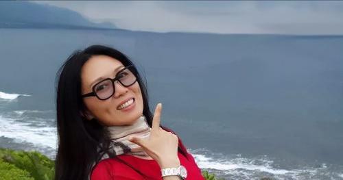 吴琼|60岁吴琼回农村老家，穿价值近1万外套在田里干活，与老人热聊