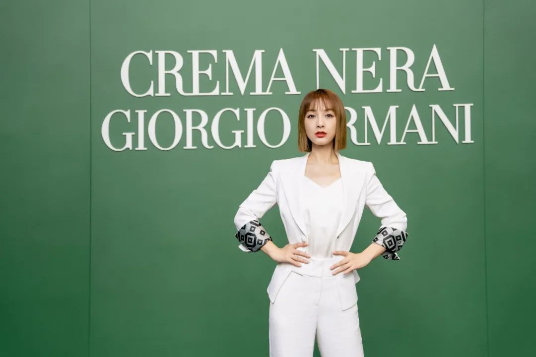 吴昕|?何炅穿越人海，都要去抱一下的姑娘，将何去何从？