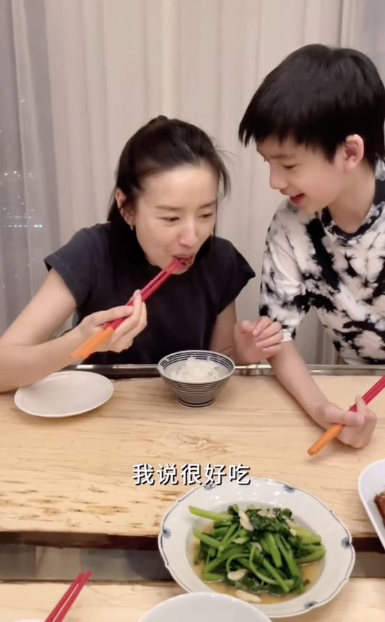 董洁|董洁做糖醋排骨,顶顶花式夸赞并强调非节目效果,母子相依温馨有爱