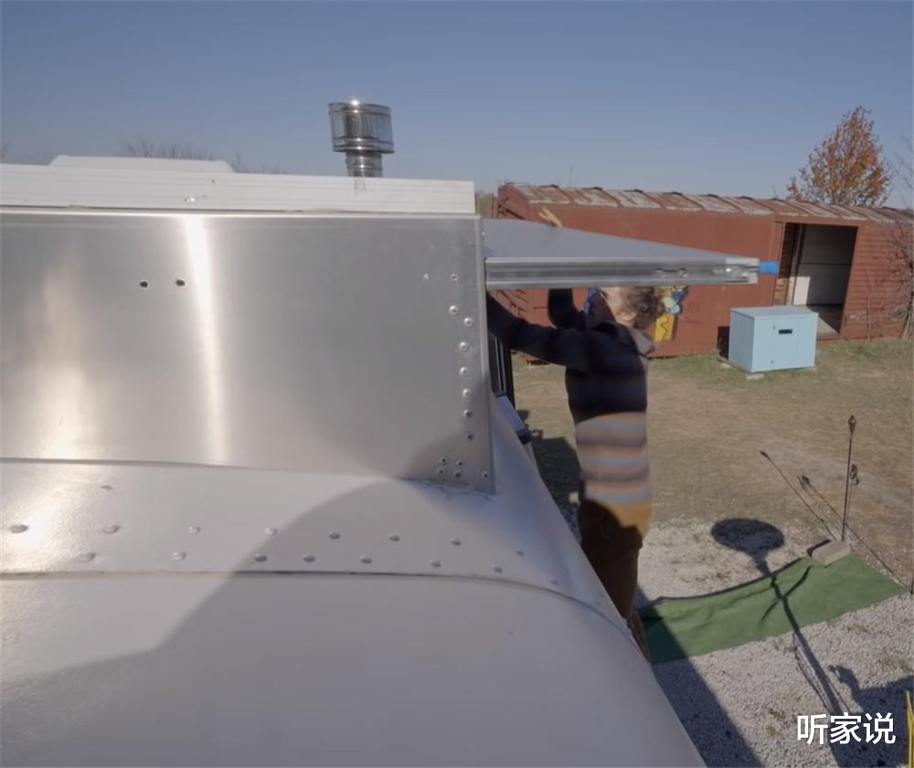 小夫妻在“螺蛳壳里做道场”：旧校车变24㎡蜗居，半平米都不浪费