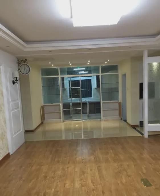 三居室120平简约装修,硬装10万,主卧室衣柜里藏了个马桶