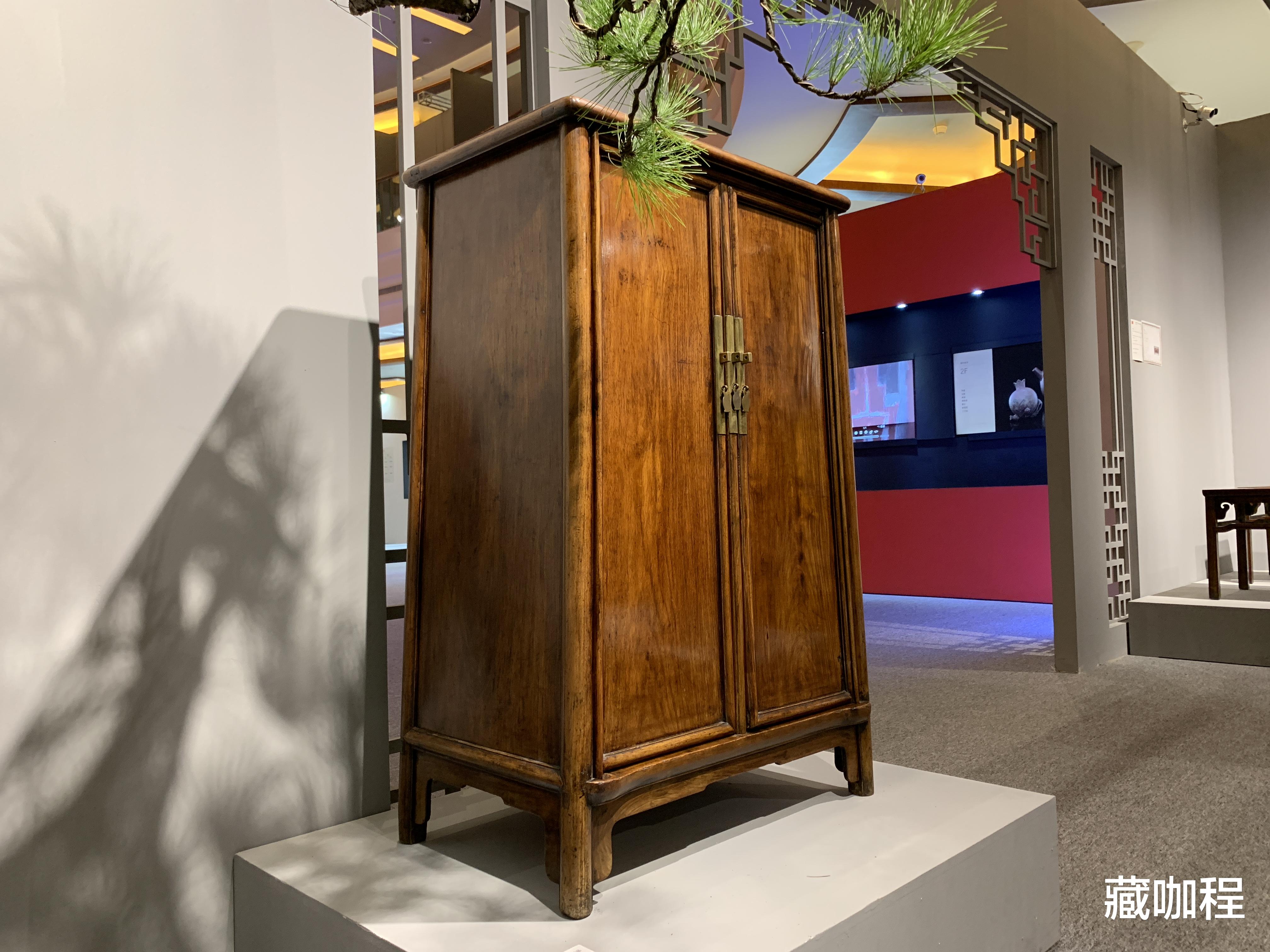 有闩杆、无柜膛,黄花梨圆角柜用方材的不多