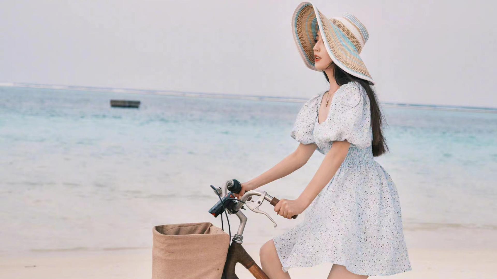 佟丽娅|佟丽娅过年海边度假，穿一条泡泡袖连衣裙，甜美又减龄！