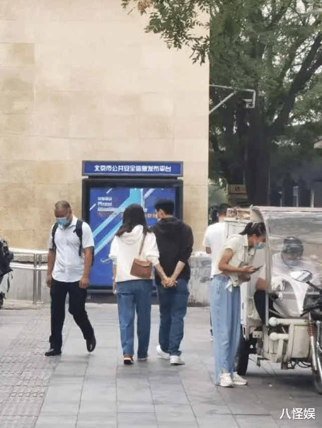 张智霖|张智霖陪袁咏仪逛街,独特牵手方式抢镜,从背后拉手演绎别样甜蜜