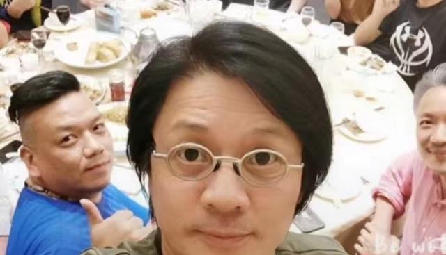 尹天照|港圈戏骨齐聚内地喝酒，梁家仁胡须全白，尹天照满头黑发显年轻