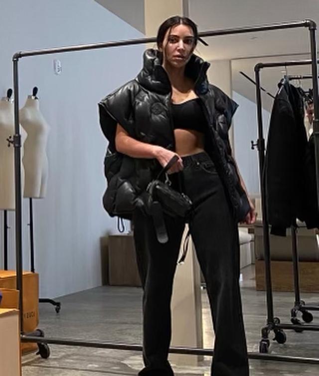 李小冉|金卡戴珊“混搭风”有些老气,长靴显得腿挺粗,五官精致极了