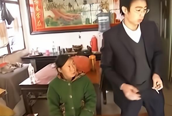 2009年,小伙失踪18年回到家,只说了一句话,父亲将母亲打成重伤