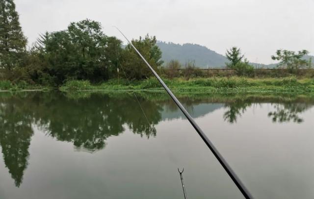 |秋季遇上这种天气最好别钓鱼，鱼不开口姜太公来了也没用！