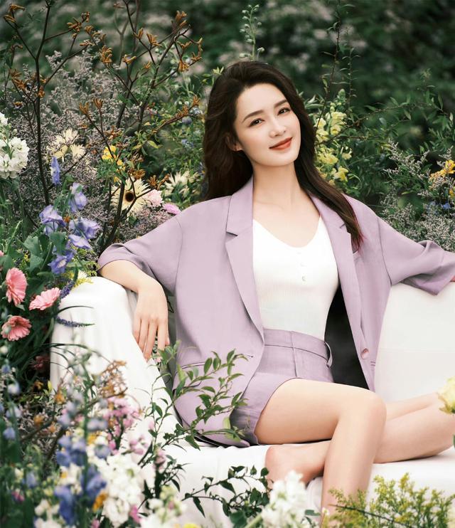 李沁|李沁久违露面，白色抹胸长裙大气典雅，发型可爱俏皮