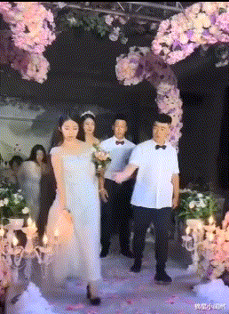 小伙骗41岁漂亮阿姨千里来约会，网友神评论：你千万不能伤害他！哈哈哈