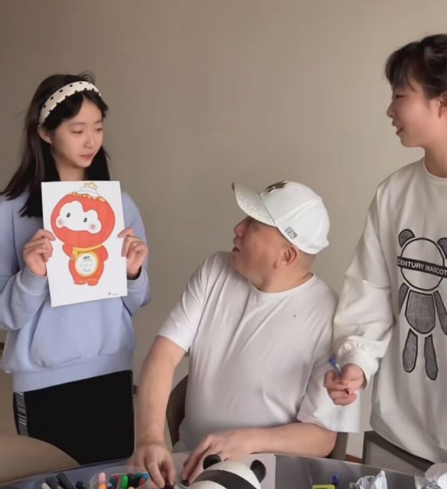吻戏|63岁汤镇业手绘冬残奥吉祥物，13岁双胞胎女儿出镜，瓜子脸似妈妈