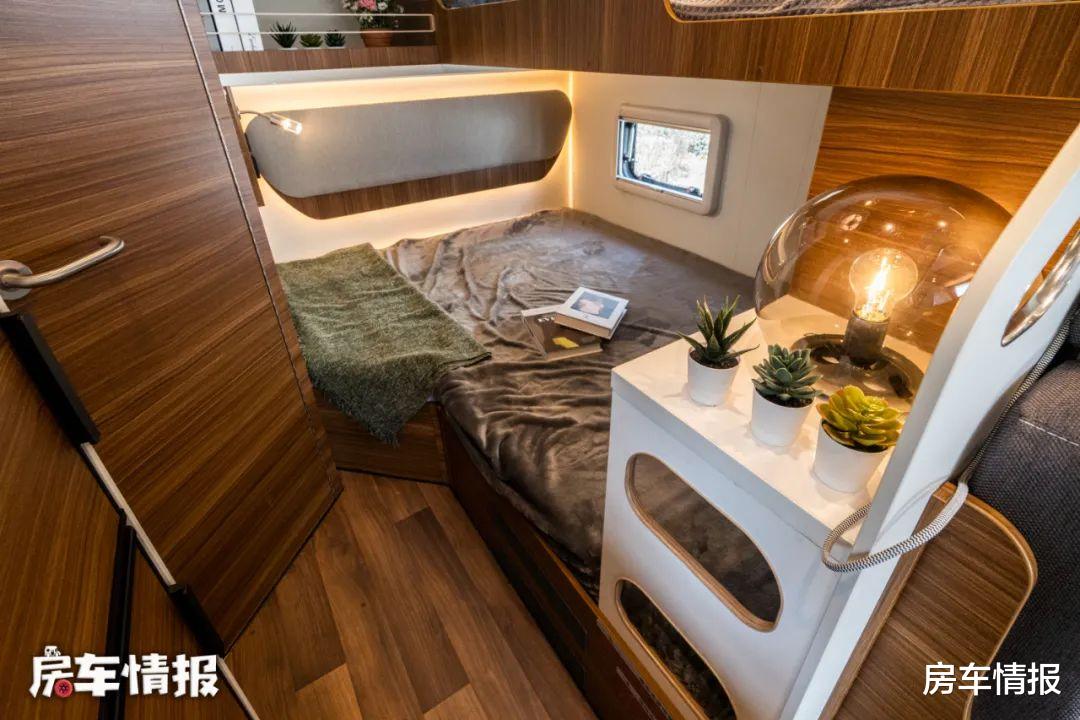 非常经典的5人房车,厕所干湿分离用着方便,内部比进口车还豪华