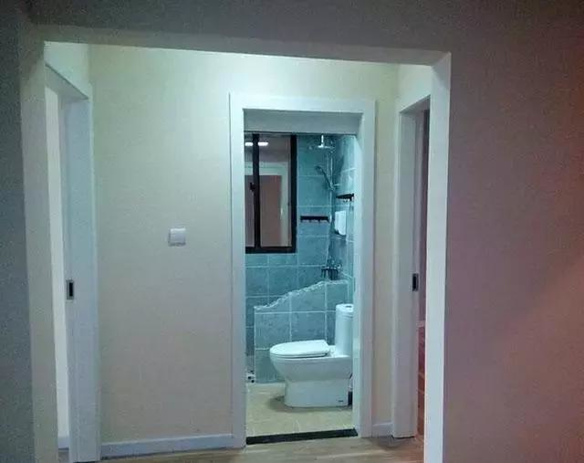 老婆在卫生间砌堵墙,装修师傅说她脑子进水了,装完后反过来夸她