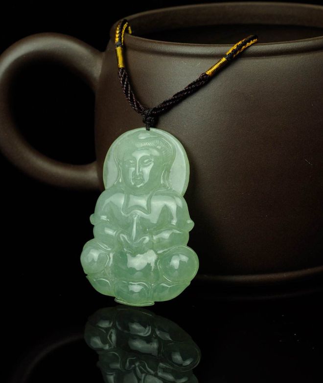 翡翠|同等质量的翡翠挂件,双面雕和单面雕有什么不同?