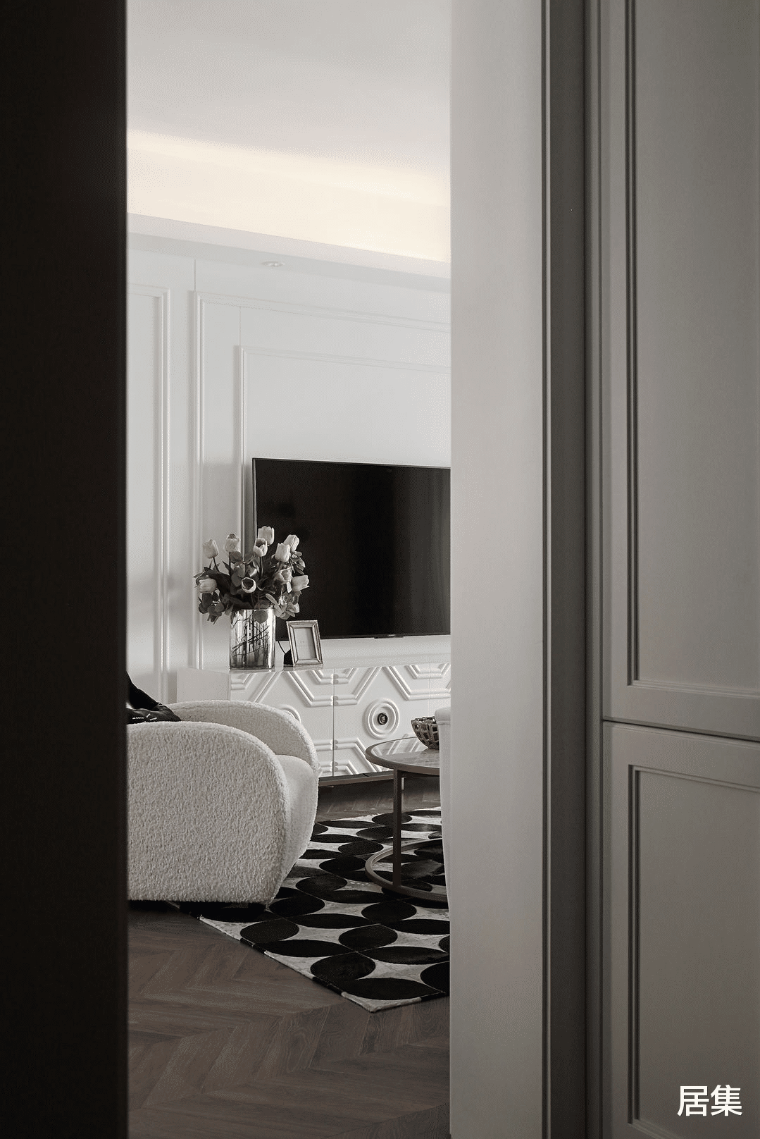 简单的配色，融入轻奢元素，混搭出时尚高档的精装小屋