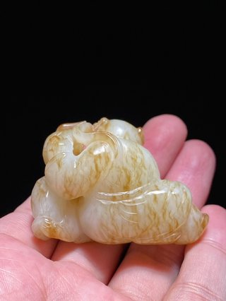 和田玉籽料|清 和田玉籽料 白玉受沁 童子戏狮 把件 挂件